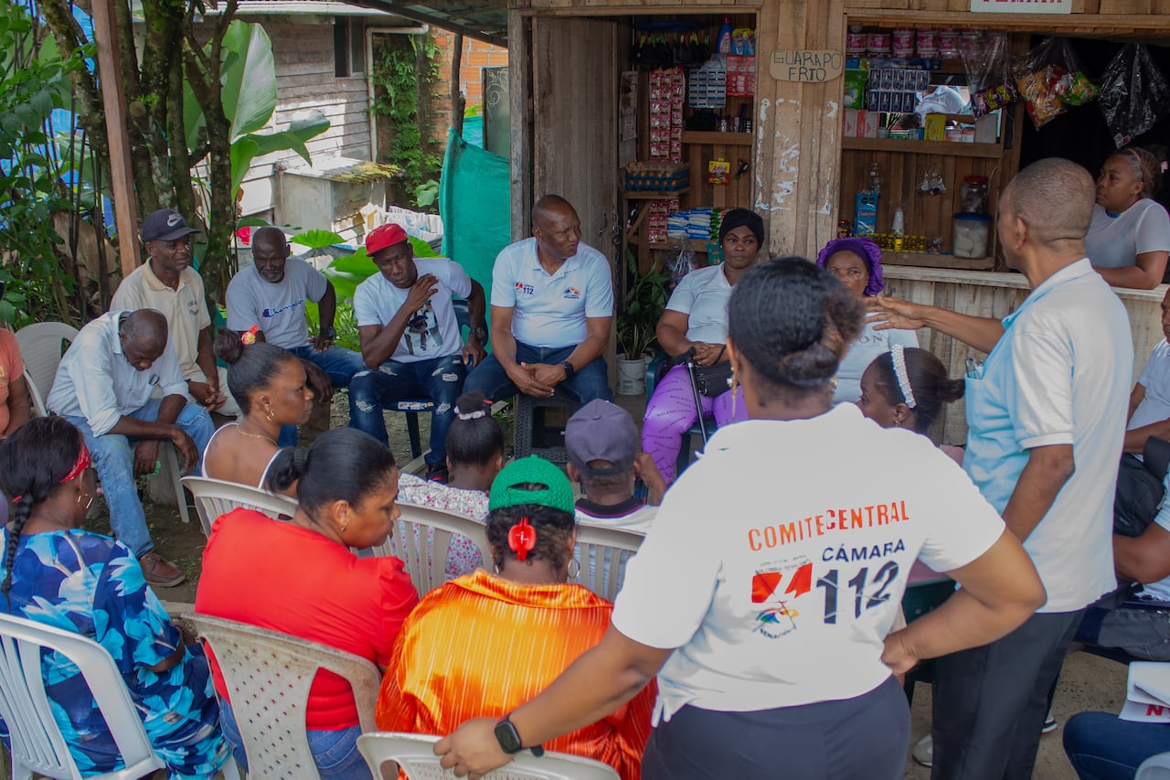 Encuentro de Hernán Sinisterra con habitantes de zonas rurales.