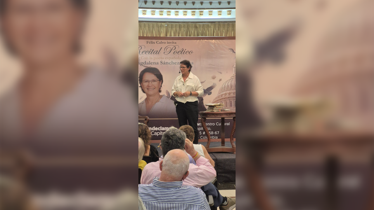 La escritora española Magdalena Sánchez Blesa ofreció un recital a sus admiradores que la siguen en redes sociales, donde su poesía inspiradora es viral. Entrevista con El País