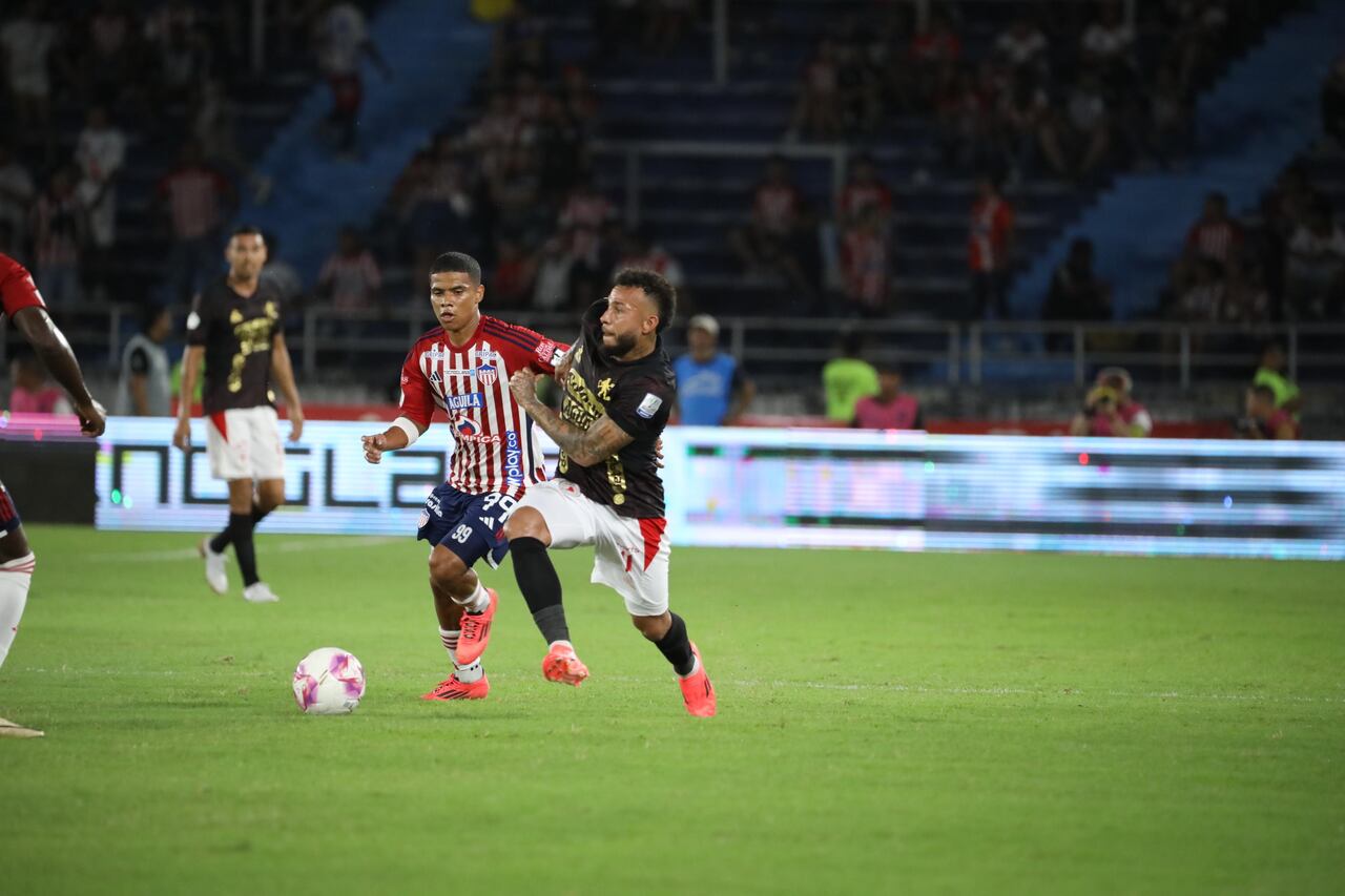 América de Cali lucha por empatar el compromiso.