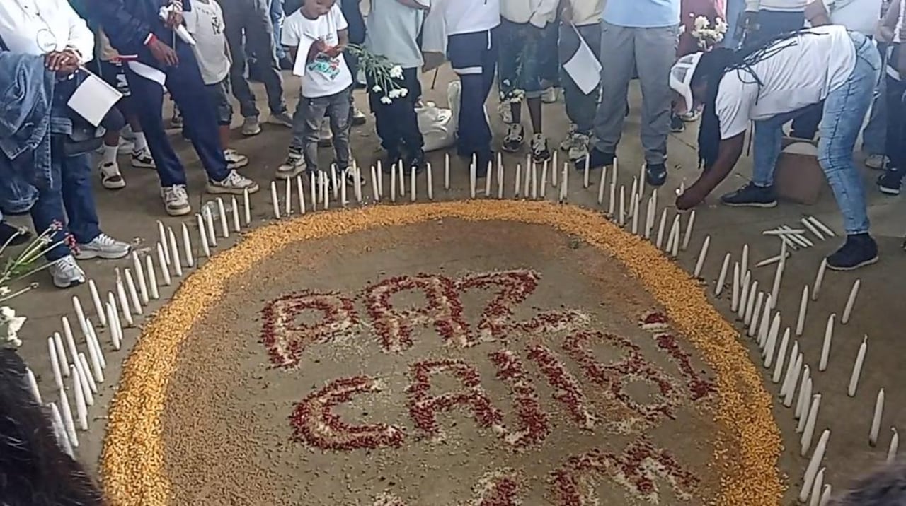 Familiares y amigos rinden homenaje a las 12 víctimas en el polideportivo de Cajibío, Cauca.