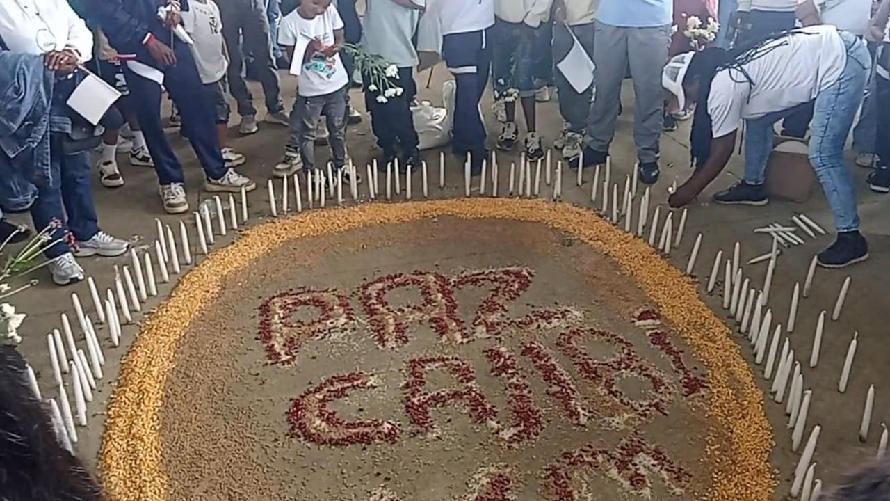 Familiares y amigos rinden homenaje a las 12 víctimas en el polideportivo de Cajibío, Cauca.