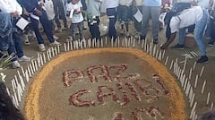 Familiares y amigos rinden homenaje a las 12 víctimas en el polideportivo de Cajibío, Cauca.
