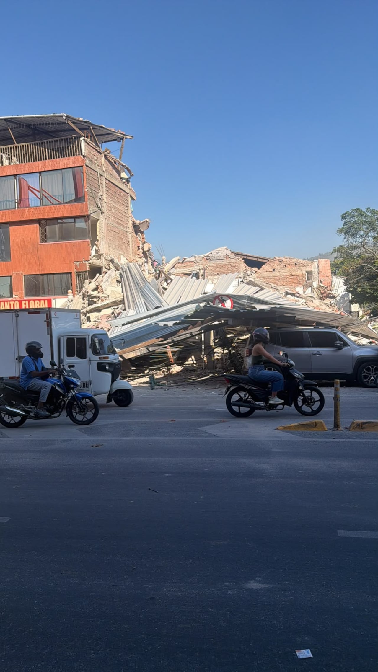 Así quedó el edificio donde funcionaba Compra Flores tras el sismo. La estructura colapsó y dejó pérdidas estimadas en $250 millones para el propietario de la floristería, quien ahora busca apoyo para reconstruir el negocio y mantener los empleos de siete familias.