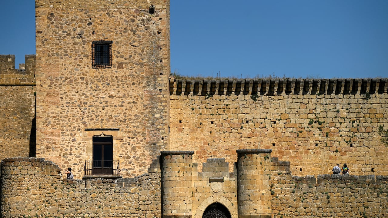 La imagen muestra el Castillo de Pedraza en la ciudad medieval amurallada de Pedraza, en la provincia española de Segovia.