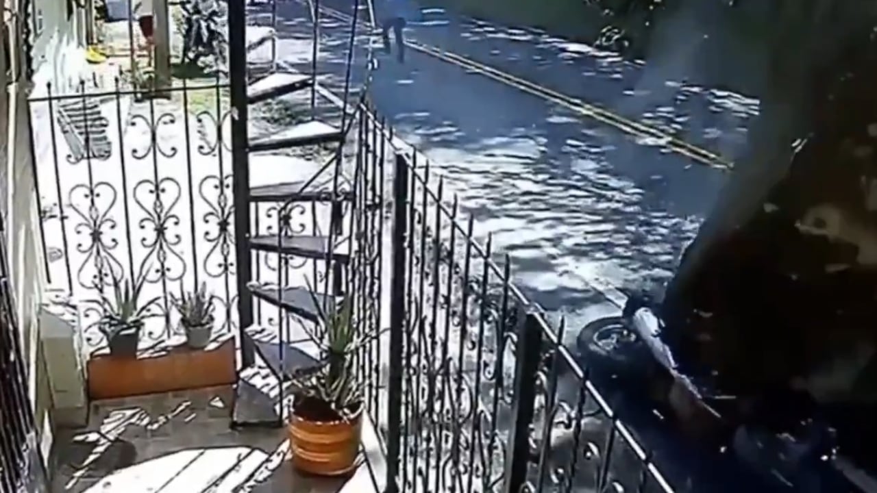 Una cámara de seguridad registró el momento en que la gigantesca roca cayó sobre la vía en Dabeiba.