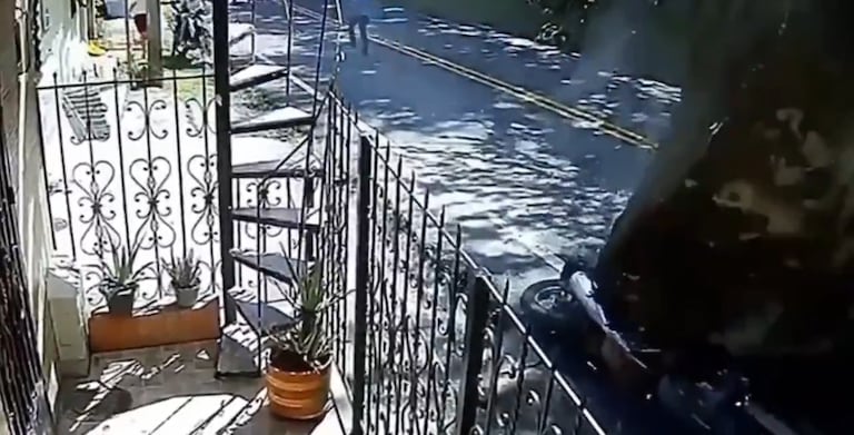 Una cámara de seguridad registró el momento en que la gigantesca roca cayó sobre la vía en Dabeiba.