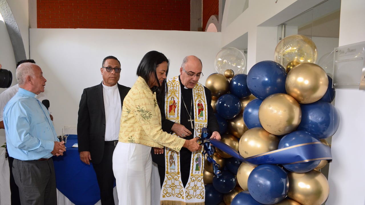 Monseñor Luis Fernando Rodríguez, Arzobispo de Cali, bendice los espacios Álamos y Almendros durante la ceremonia de inauguración en el Camposanto Metropolitano, sede sur. El acto simbolizó la apertura de un lugar concebido para el acompañamiento espiritual.