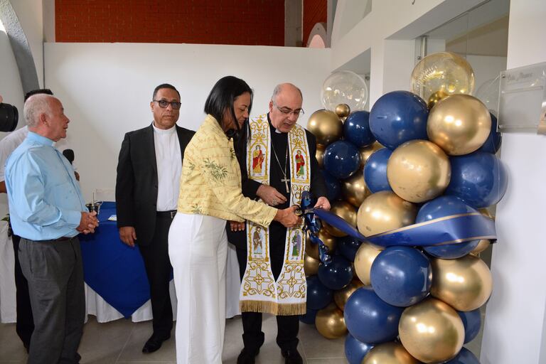 Monseñor Luis Fernando Rodríguez, Arzobispo de Cali, bendice los espacios Álamos y Almendros durante la ceremonia de inauguración en el Camposanto Metropolitano, sede sur. El acto simbolizó la apertura de un lugar concebido para el acompañamiento espiritual.