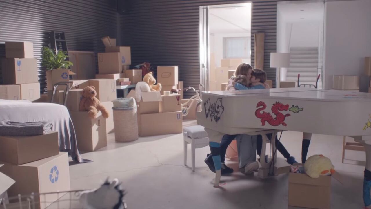 La tierna foto con la que cierra el video de Shakira junto a sus pequeños.