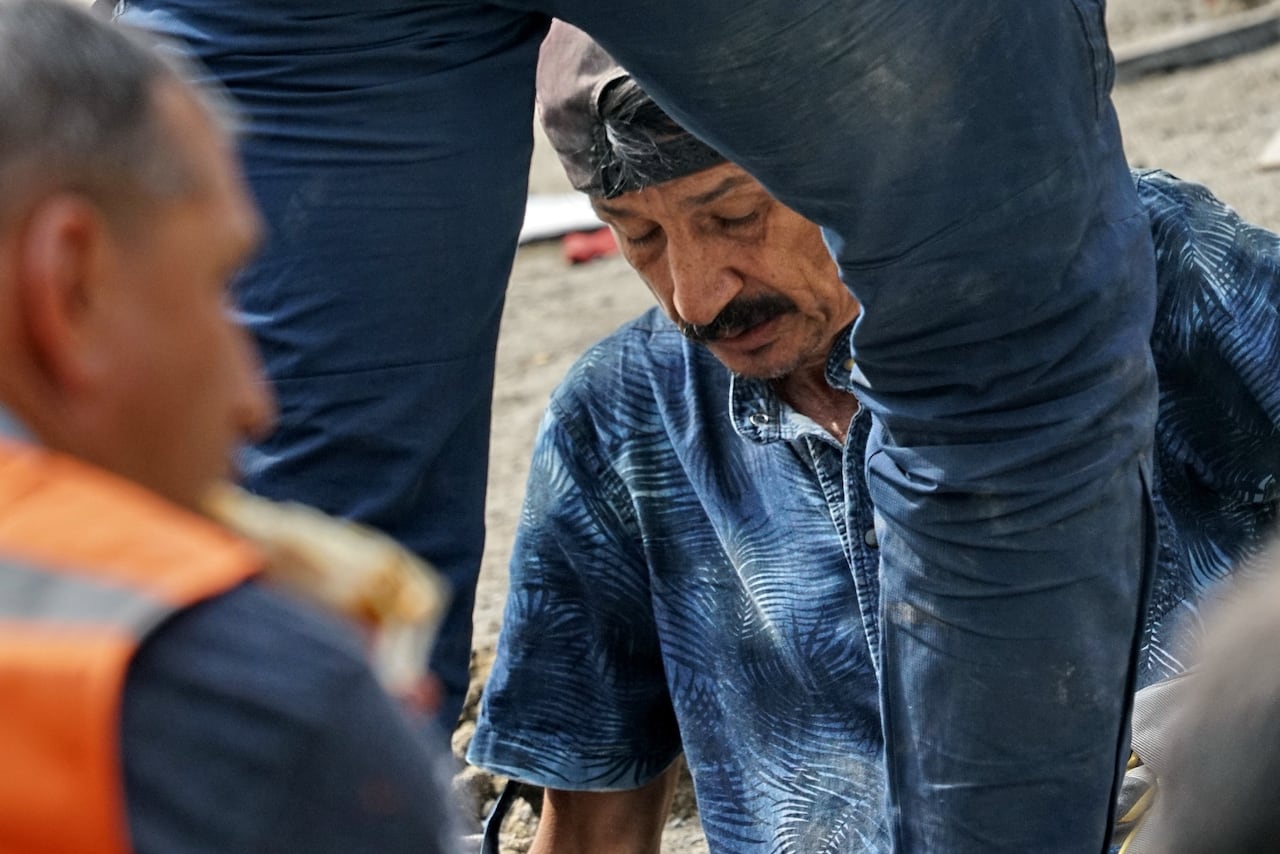 Panadería Quintapán en Cali registra señales de vida tras el colapso por el terremoto.