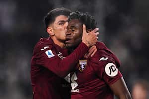 Duván Zapata (derecha) celebra tras anotar un gol para Torino en la victoria 3-0 ante Atalanta en la Serie A italiana, el lunes 4 de diciembre de 2023. (Fabio Ferrari/LaPresse vía AP)