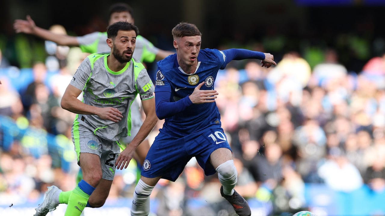El centrocampista inglés del Chelsea, Cole Palmer (derecha), número 10, le gana la posesión del balón al centrocampista portugués del Manchester City, Bernardo Silva (número 20), durante el partido de la Premier League inglesa entre el Chelsea y el Manchester City en Stamford Bridge, Londres, el 12 de abril de 2026. (Foto de Adrian Dennis / AFP)