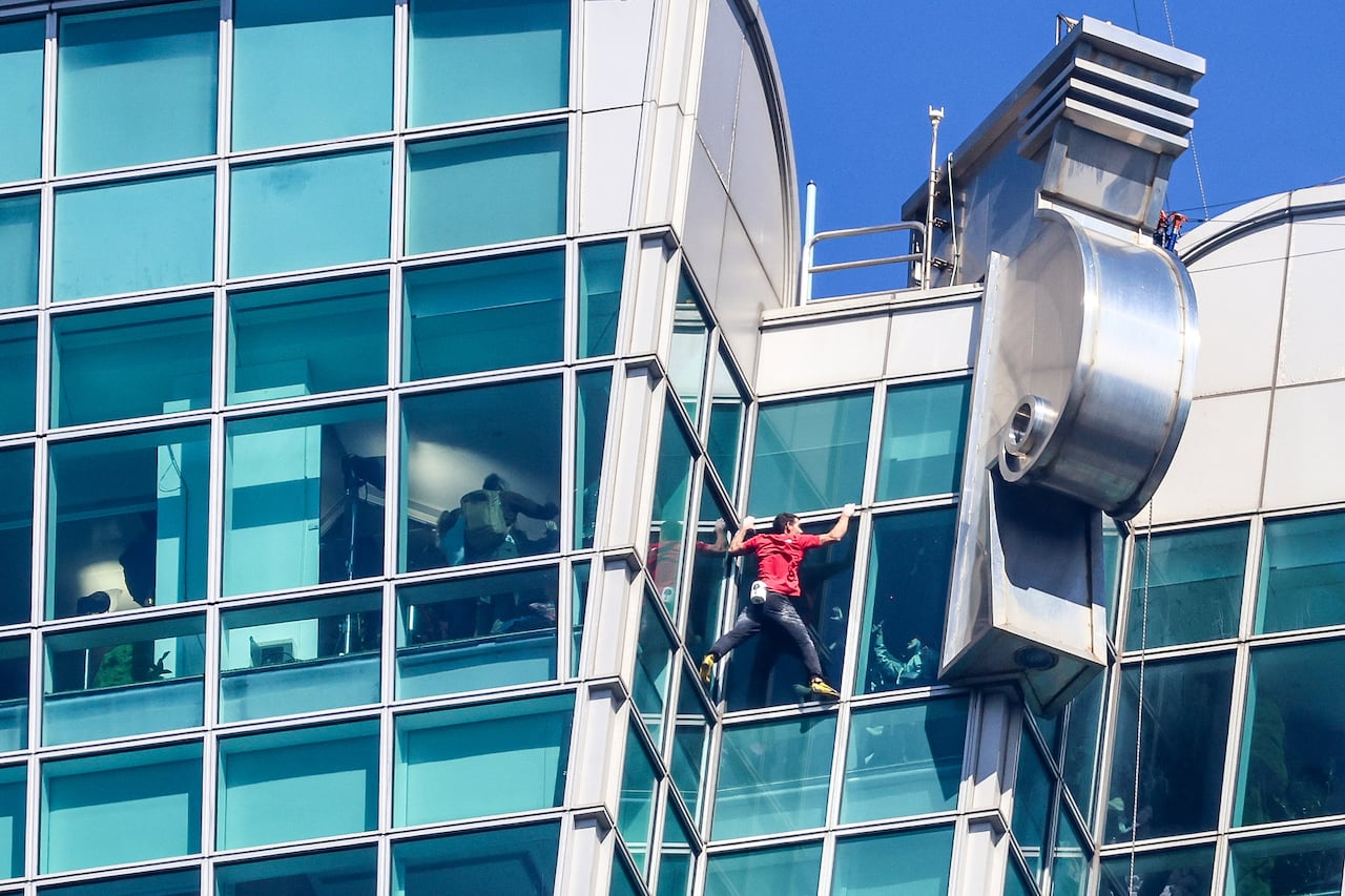 El escalador estadounidense Alex Honnold escala el edificio Taipei 101 sin cuerdas ni equipo de seguridad en Taipéi el 25 de enero de 2026. (Foto de I-Hwa Cheng / AFP)