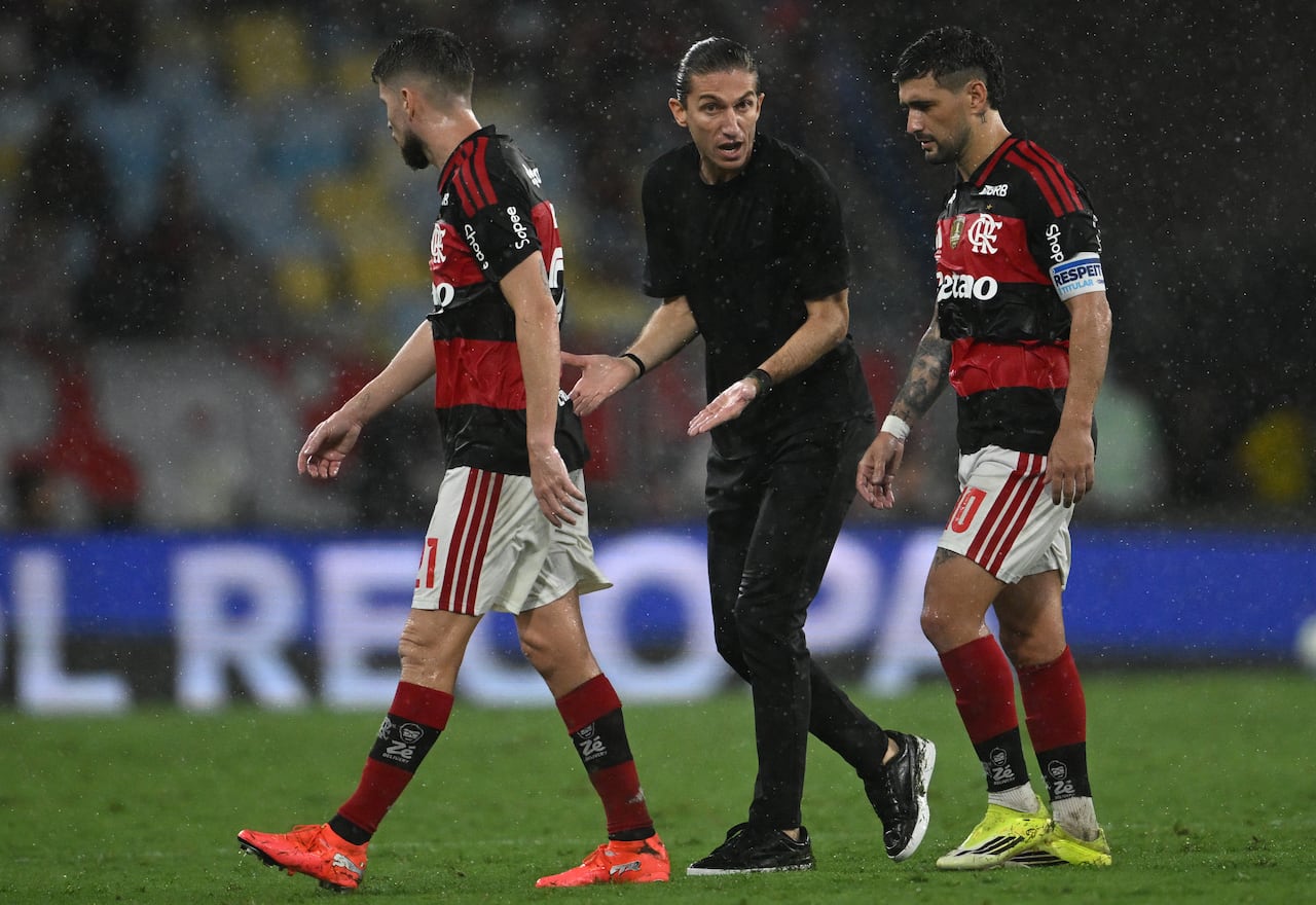 A pesar de su costosa nómina, con refuerzos de lujo, Flamengo no pudo con Lanús. E.l técnico Filipe Luis consuela a sus jugadores.