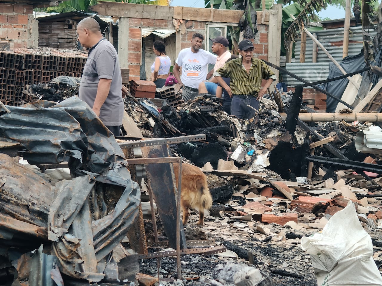 Cenizas quedaron del voraz incendio que consumió varias casas en el barrio El Pondaje de Cali. Foto Jorge Orozco