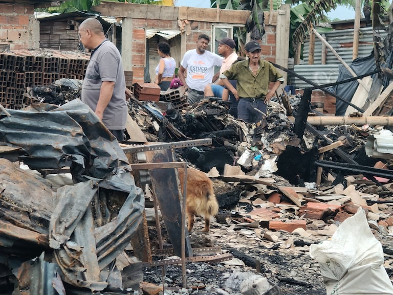 Cenizas quedaron del voraz incendio que consumió varias casas en el barrio El Pondaje de Cali. Foto Jorge Orozco