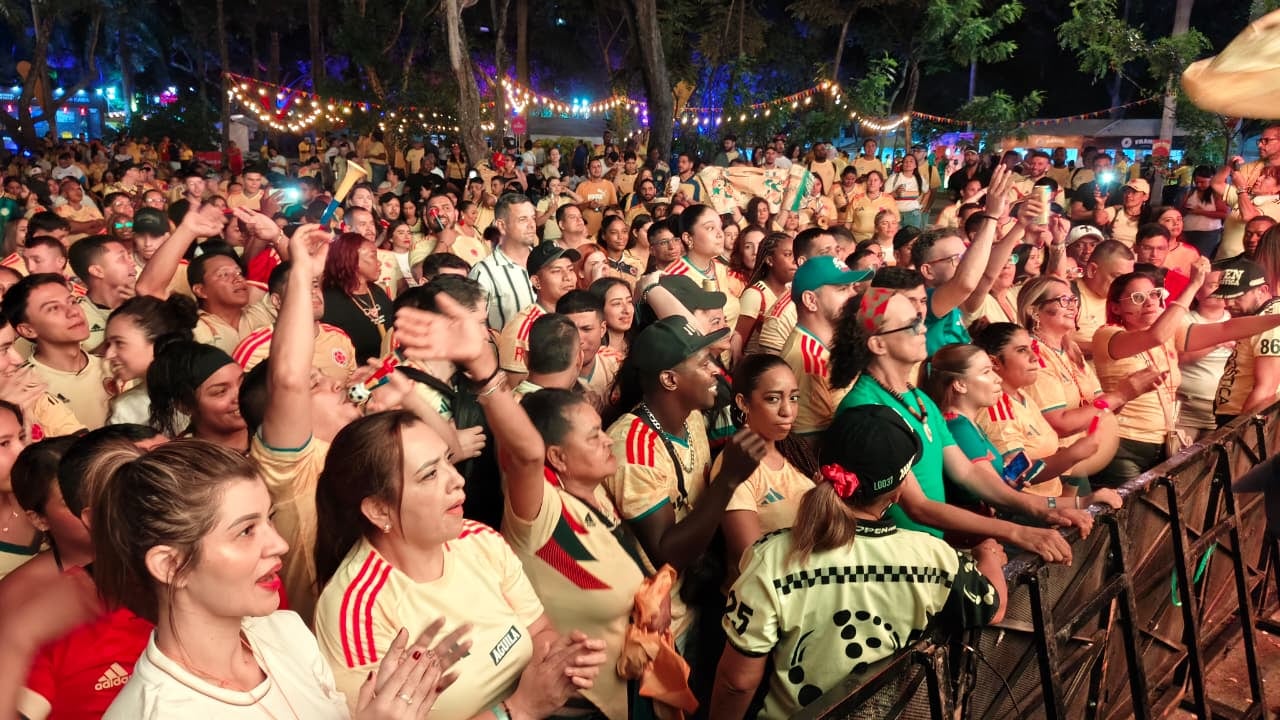 Caleños viendo el triunfo de la Selección Colombia frente a la RD Congo.