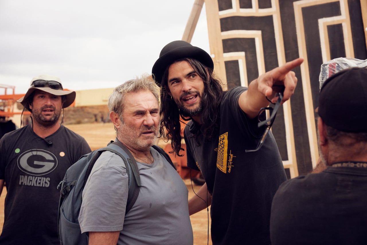Olivier Laxe y Sergi López (Luis), en el set desértico de 'SIrat'.