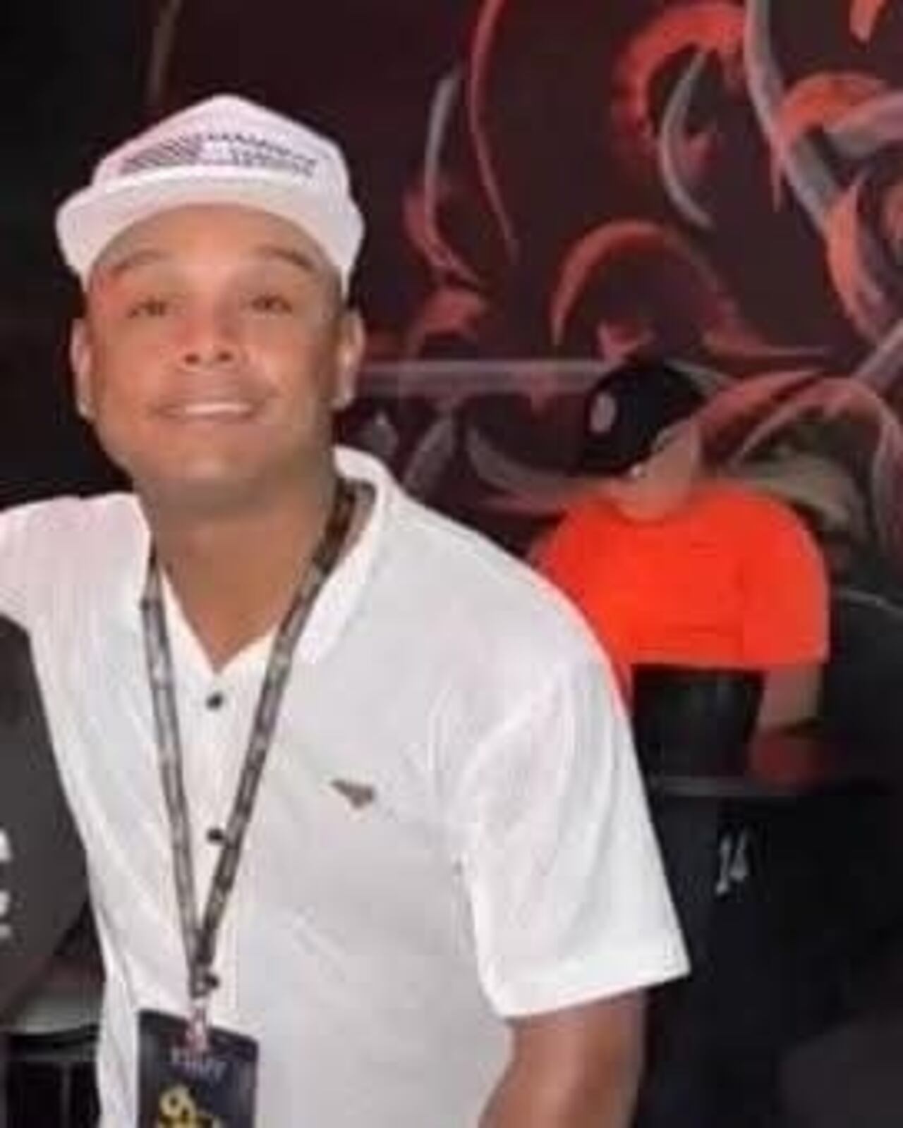 Como Jesús David Calderón, conocido en el ámbito de la música como 'Chipi Chipi' fue identificado el hombre que perdió la vida hoy frente a una reconocida discoteca de Neiva.