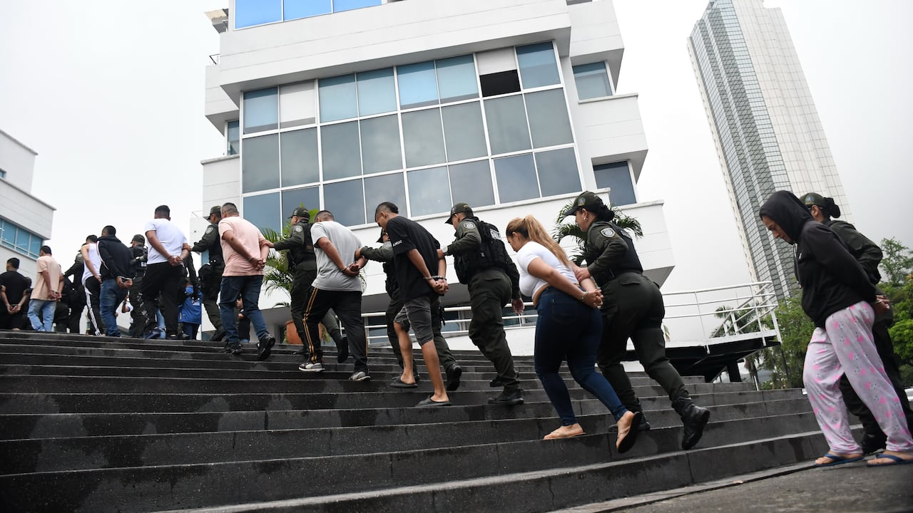 Cali: Captura de 14 personas en Cali dentro de la operación nacional contra la extorsión y tráfico de droga que dejó 165 capturados a nivel nacional. foto José L Guzmán. El País.