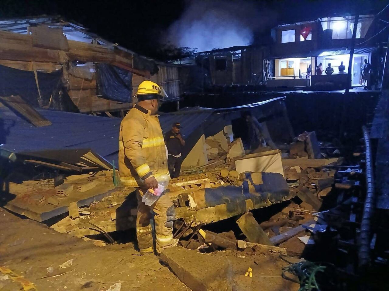 Colapso total de una vivienda de dos pisos en el distrito de Buenaventura. Falleció una menor y el resto de familiares quedaron heridos.