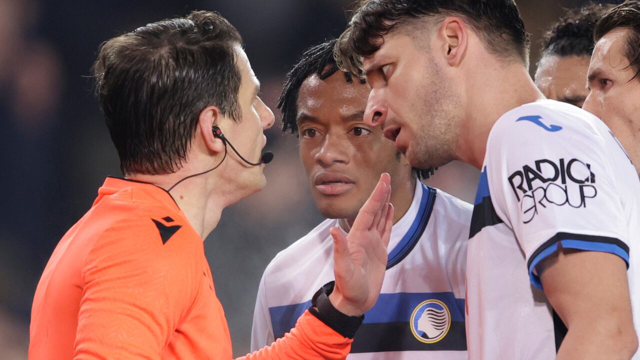 Juan Guillermo Cuadrado reclamando al árbitro tras el penal que definió el partido