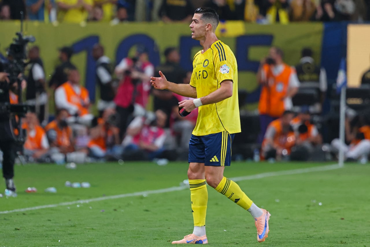 El delantero portugués Cristiano Ronaldo, número 07 del Nassr, abandona el terreno de juego durante el partido de la Liga Profesional Saudí entre el Al-Nassr y el Al-Hilal en el Estadio King Fahd Sports City de Riad, el 12 de mayo de 2026. (Foto de Fayez NURELDINE / AFP)