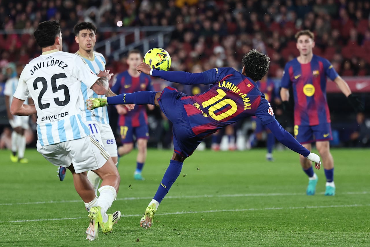 El delantero español #10 del Barcelona, Lamine Yamal, marca el tercer gol de su equipo durante el partido de la liga española entre el FC Barcelona y el Real Oviedo en el Estadio Camp Nou de Barcelona el 25 de enero de 2026. (Foto de Josep LAGO / AFP)