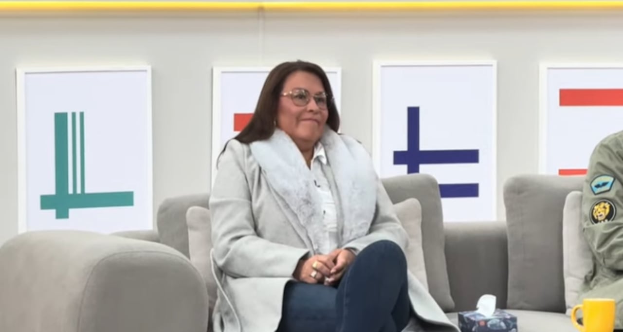 La voz de Lucy Galeano, madre de Yeison Jiménez, se escucha serena pero cargada de emoción durante su reciente aparición en el programa Día a Día.