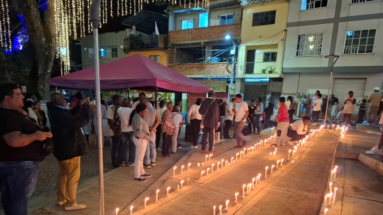 En un acto de fe y solidaridad, la comunidad elevó oraciones durante una velatón para clamar por la libertad de Adriana María Agredo Álvarez y su pronto regreso a casa.