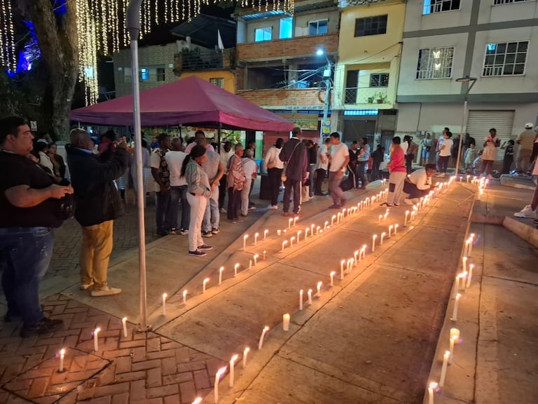 En un acto de fe y solidaridad, la comunidad elevó oraciones durante una velatón para clamar por la libertad de Adriana María Agredo Álvarez y su pronto regreso a casa.