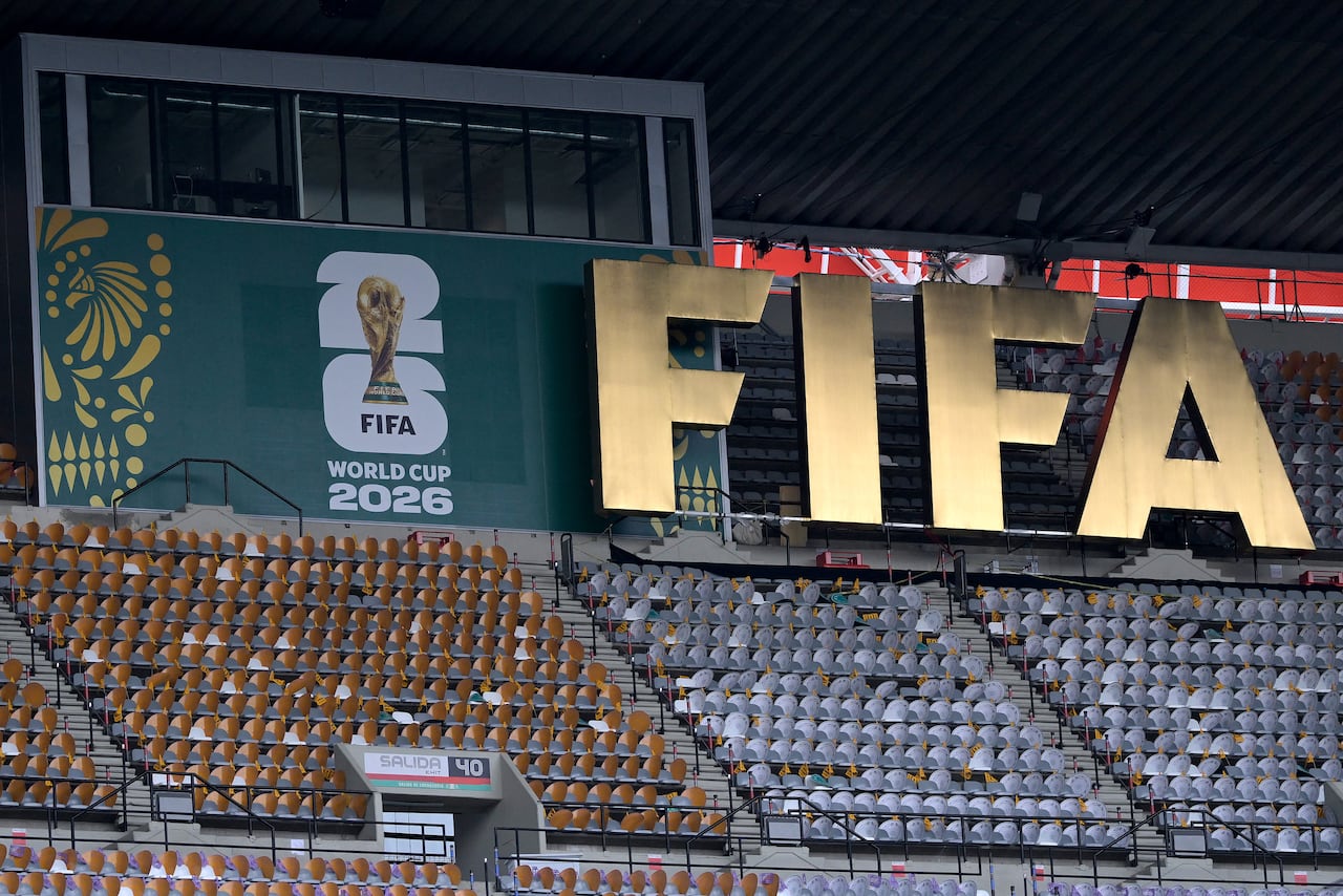 El logotipo de la FIFA se muestra en las gradas mientras los jugadores de Sudáfrica participan en el reconocimiento del terreno de juego en el Estadio de la Ciudad de México, el 10 de junio de 2026, víspera del partido de la Copa Mundial de Fútbol de 2026 entre México y Sudáfrica. (Foto de Alfredo ESTRELLA / AFP)