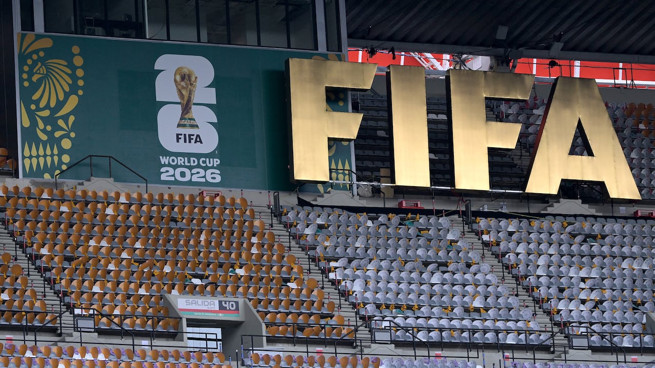 El logotipo de la FIFA se muestra en las gradas mientras los jugadores de Sudáfrica participan en el reconocimiento del terreno de juego en el Estadio de la Ciudad de México, el 10 de junio de 2026, víspera del partido de la Copa Mundial de Fútbol de 2026 entre México y Sudáfrica. (Foto de Alfredo ESTRELLA / AFP)