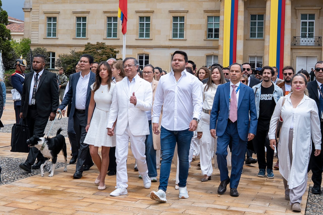 Gustavo Petro saliendo de la Casa de Nariño, en Bogotá, el 7 de agosto de 2026, en su último día como presidente de Colombia. Lo acompañaron sus hijos Antonella Petro Alcocer y Nicolás Alcocer Petro, así como parte de su saliente gabinete