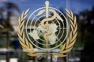 ARCHIVO - El logotipo de la Organización Mundial de la Salud visto en la sede de la OMS en Ginebra, Suiza, 11 de junio de 2019. (AP Foto/Anja Niedringhaus, Archivo)