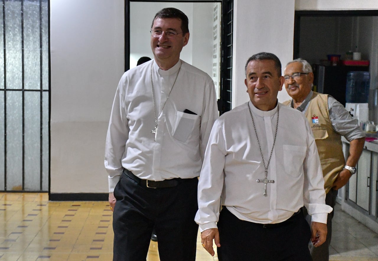El Nuncio Apostólico actual en Colombia es el Arzobispo Paolo Rudelli, nombrado por el Papa Francisco en julio de 2023, quien ejerce como representante diplomático de la Santa Sede ante el gobierno colombiano y la Iglesia local, con sede en Bogotá. Su misión es fortalecer los lazos entre el Vaticano y Colombia, especialmente en temas de paz y reconciliación, y sirve como enlace entre el Papa y la jerarquía eclesiástica colombiana. Fotos Raúl Palacios / El País.