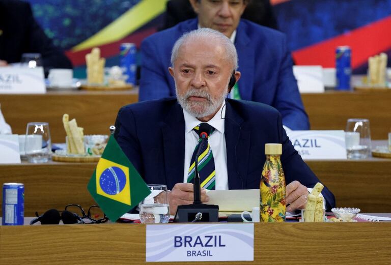 El presidente de Brasil, Luiz Inácio Lula da Silva, pronuncia un discurso durante la sesión inaugural de la Cumbre del G20 en Río de Janeiro, Brasil, el 18 de noviembre de 2024. (Foto de Ludovic MARIN / AFP)