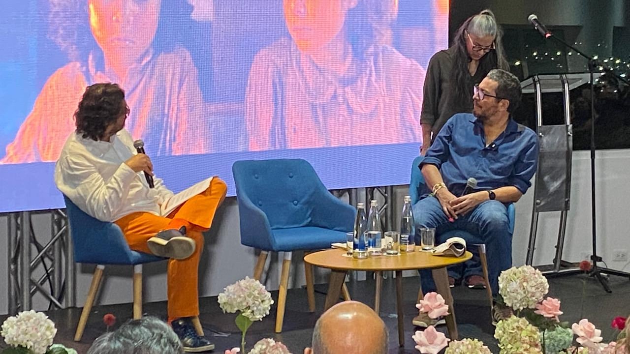 El periodista Andrés Grilo leyó, en la noche inaugural de CaliLee, algunos apartes de Cien Años de Soledad, que la actriz Marleyda Soto interpretó, en medio de una charla cálida y reveladora con el director Carlos Moreno.