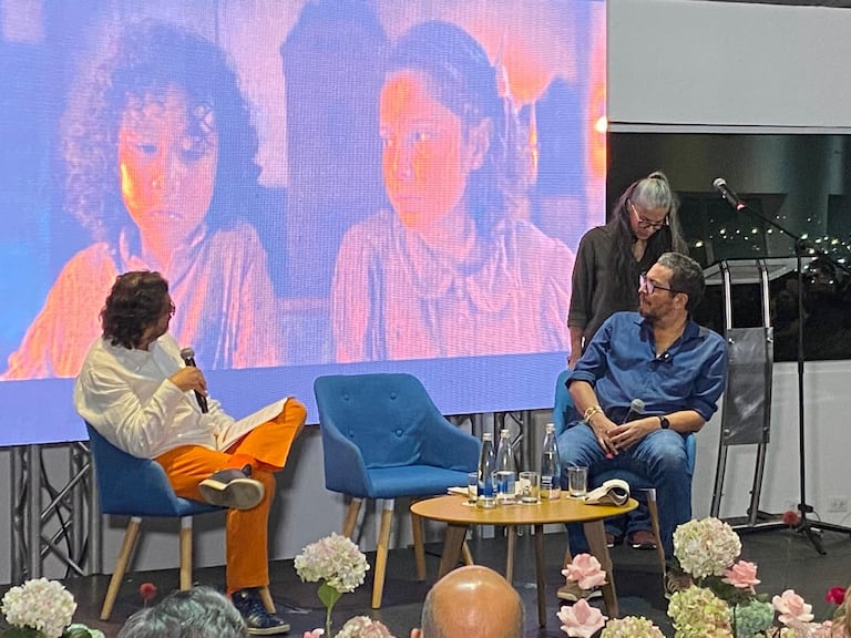 El periodista Andrés Grilo leyó, en la noche inaugural de CaliLee, algunos apartes de Cien Años de Soledad, que la actriz Marleyda Soto interpretó, en medio de una charla cálida y reveladora con el director Carlos Moreno.