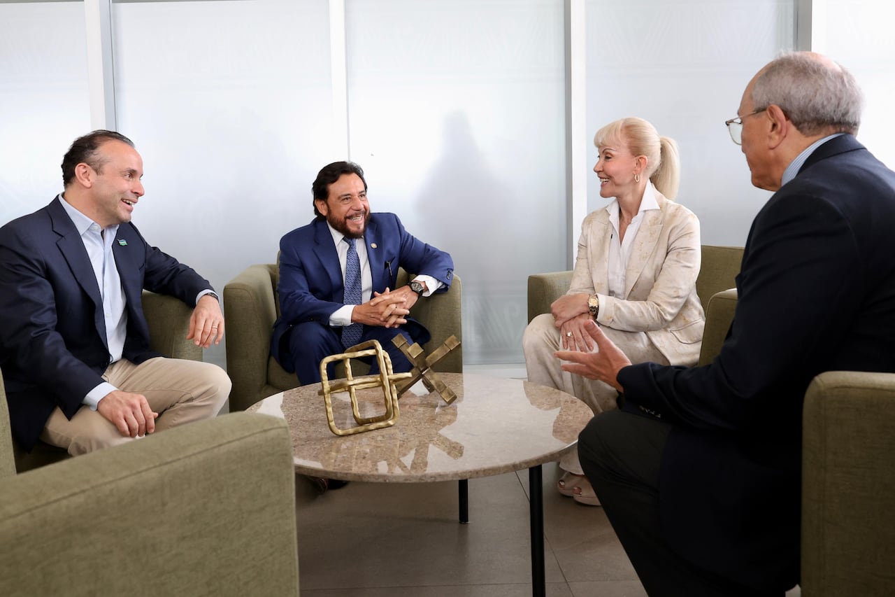 El vicepresidente de El Salvador, Félix Ulloa, reunido con el alcalde de Cali y la gobernadora del Valle del Cauca, Alejandro Eder y Dilian Francisca Toro.
