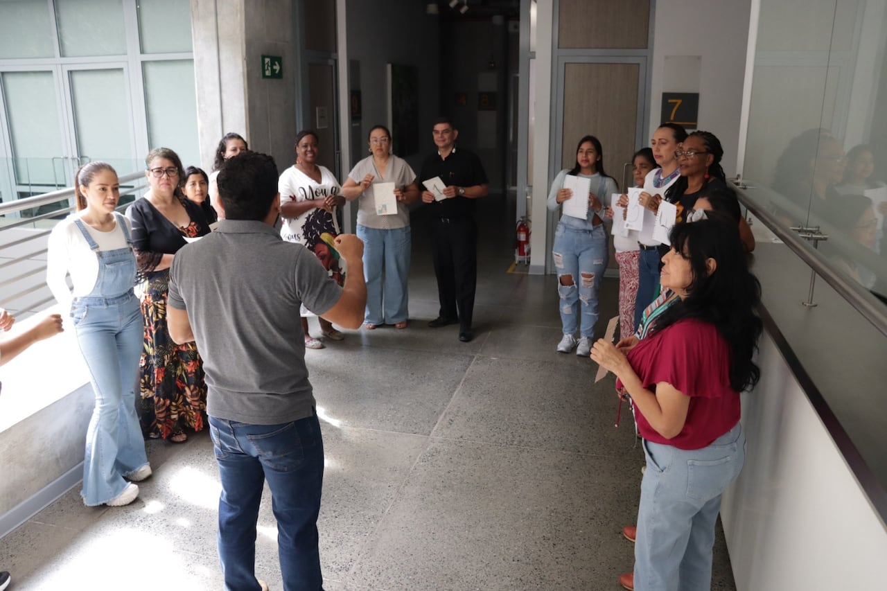 La formación combina sesiones presenciales y virtuales, con asesorías individuales para fortalecer costos, precios y ventas.