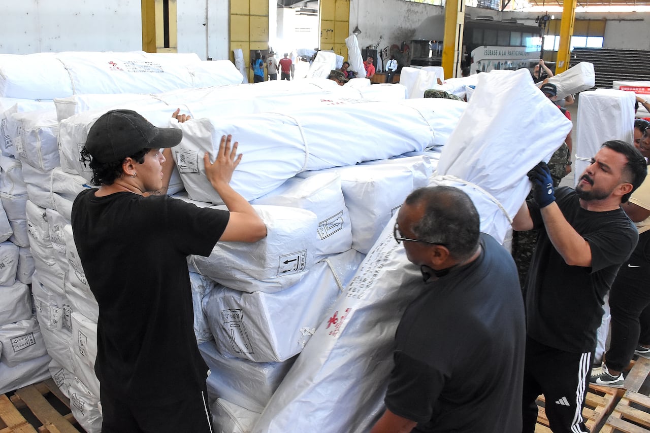 Entrega Ayudas humanitarias por parte del Embajador de China a Gobernadora del Valle.