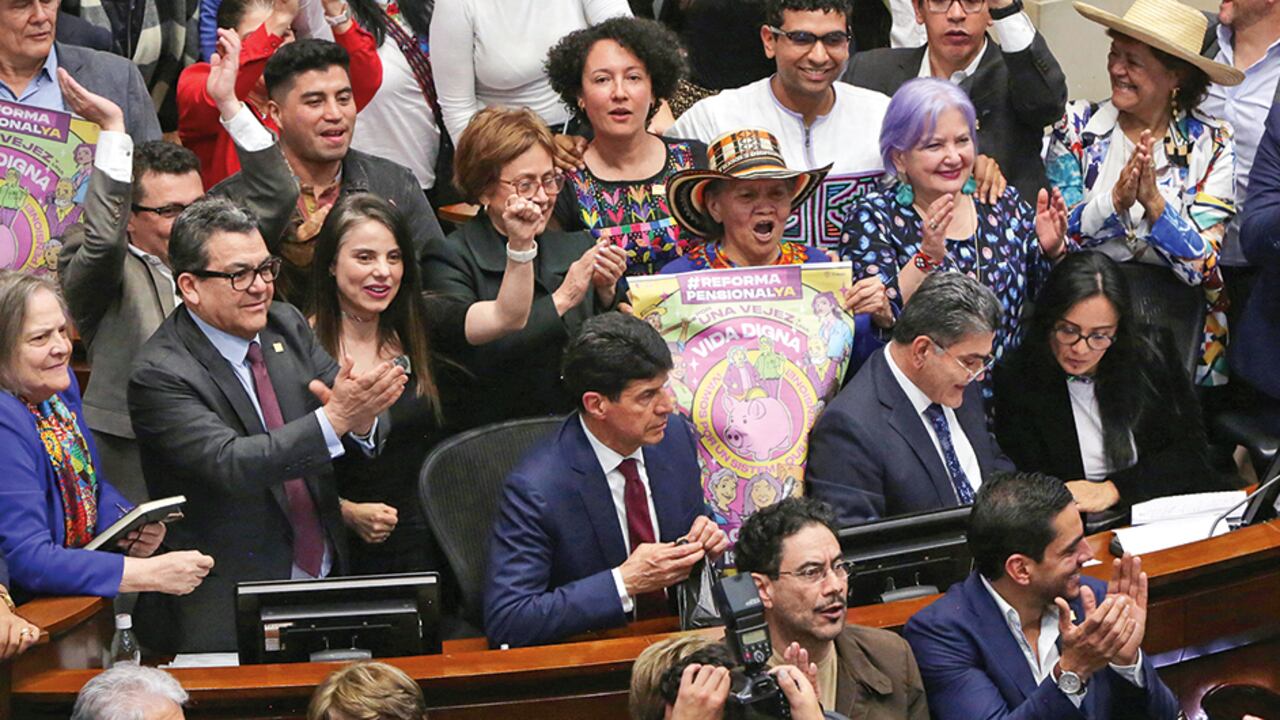 La reforma pensional está a punto de ser aprobada en la plenaria de la Cámara, a pesar del escándalo de corrupción en la UNGRD, el cual tiene que ver con la compra de votos en el Congreso.