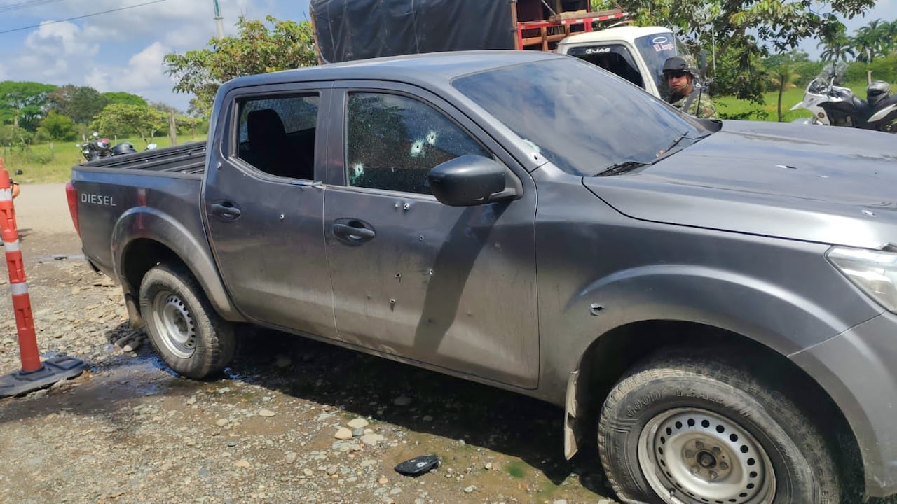 Así quedó la camioneta que usaban los investigadores al momento de ejecutar un operativo contra los grupos de apoyo de alias Marlon, uno de los líderes disidentes de las disidencias de las Farc en el Cauca.