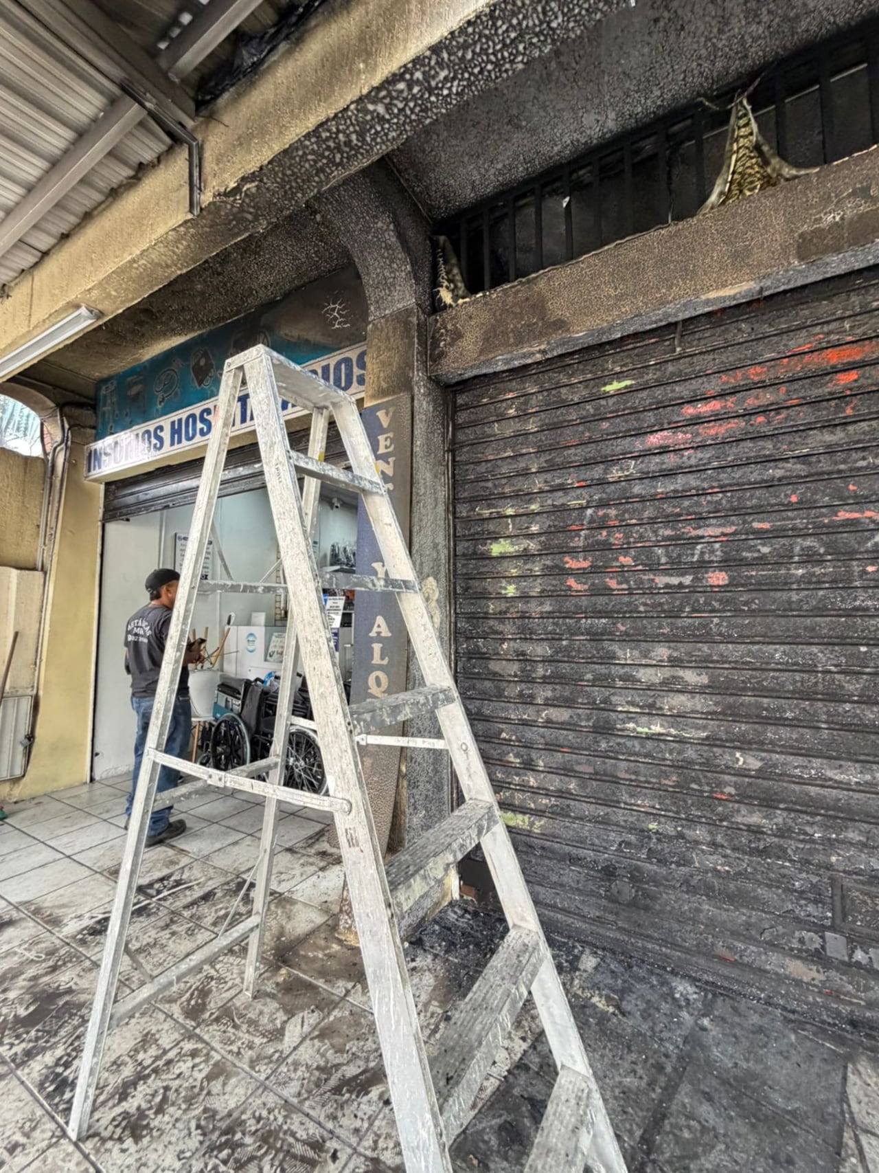 La tranquilidad del tradicional sector de San Fernando, en la Calle Quinta de Cali, se vio abruptamente interrumpida por una serie de ataques violentos dirigidos contra el gremio de insumos médicos.