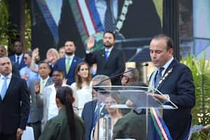 Alejandro Eder, mandatario caleño, tomando juramento de su gabinete.