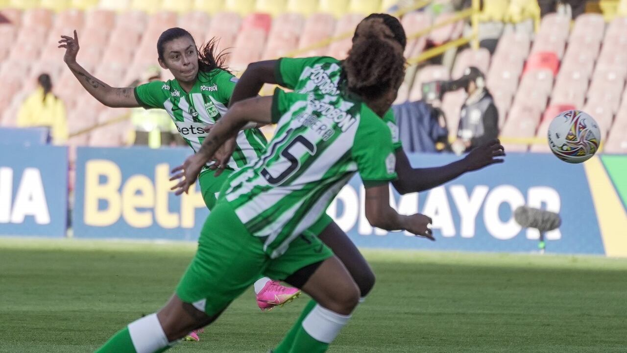 Momento en el Yoreli Rincón cobrá el tiro libre para el primer gol del partido.