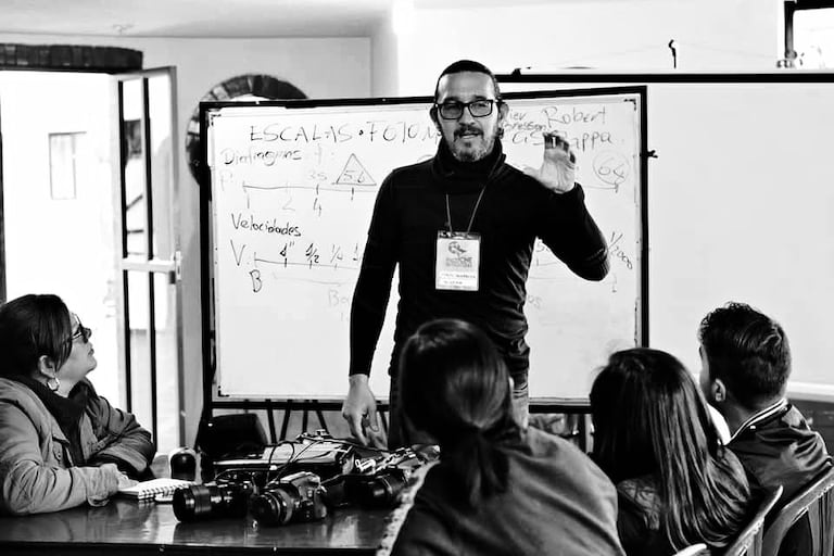 “Nuestra comunidad unicaucana se funde en un profundo abrazo y se une para lamentar el fallecimiento de nuestro querido profesor Alfredo Valderruten, una figura que, con su trabajo y su ser, se convirtió en una verdadera institución para nuestra casa de estudios”, expresaron las directivas de la Unicauca.