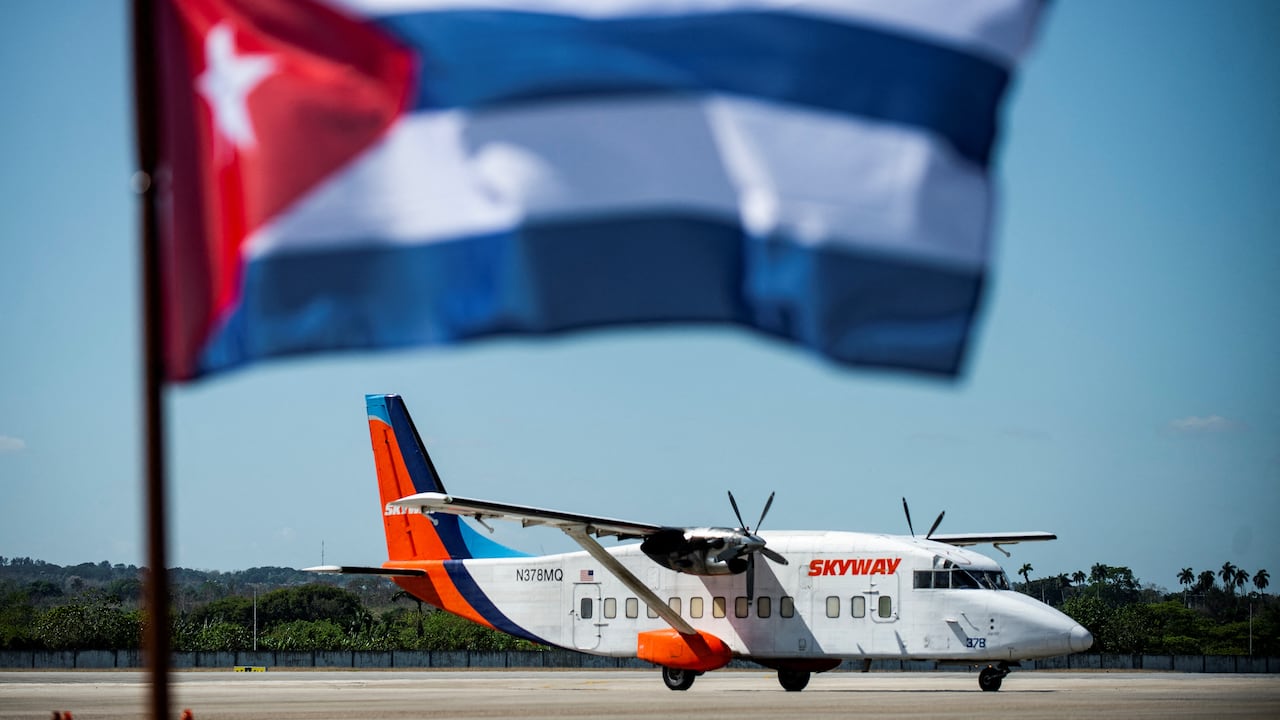 Un avión que transportaba una donación de leche en polvo de cubanos que viven en los EE.UU., se ve en el aeropuerto internacional José Martí de La Habana, el 11 de marzo de 2022. - Una donación de 7.000 libras de leche en polvo destinada a hogares para madres, ancianos y niños sin techo, llegaron el lunes a La Habana (Foto de YAMIL LAGE / AFP)