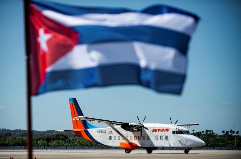Un avión que transportaba una donación de leche en polvo de cubanos que viven en los EE.UU., se ve en el aeropuerto internacional José Martí de La Habana, el 11 de marzo de 2022. - Una donación de 7.000 libras de leche en polvo destinada a hogares para madres, ancianos y niños sin techo, llegaron el lunes a La Habana (Foto de YAMIL LAGE / AFP)